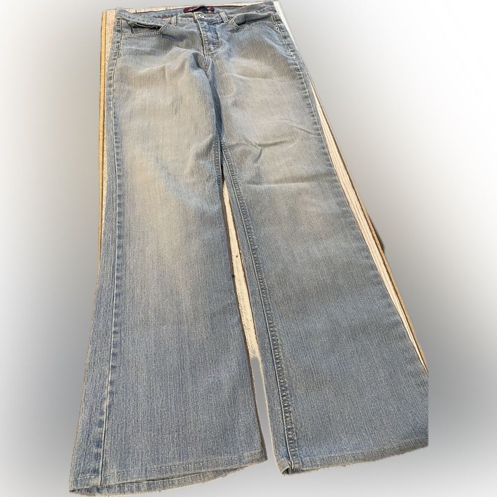 Gloria Vanderbilt Giselle wide bottom light wash jeans Size 10